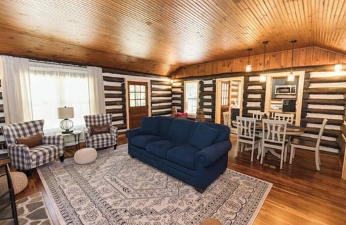 Caldwell Cabina | Creek side Log Cabin with hot tub in White Sulphur Springs WV