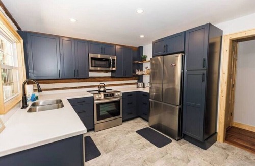 Caldwell Cabina | Creek side Log Cabin with hot tub in White Sulphur Springs WV