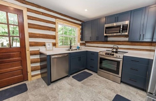 Caldwell Cabina | Creek side Log Cabin with hot tub in White Sulphur Springs WV