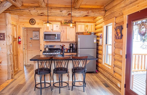 Sugarcreek Cabina | Creek Song Cabin 3 bedroom, sleeps 6, hot tub