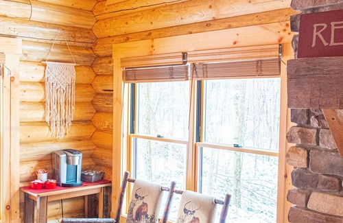 Sugarcreek Cabina | Creek Song Cabin 3 bedroom, sleeps 6, hot tub