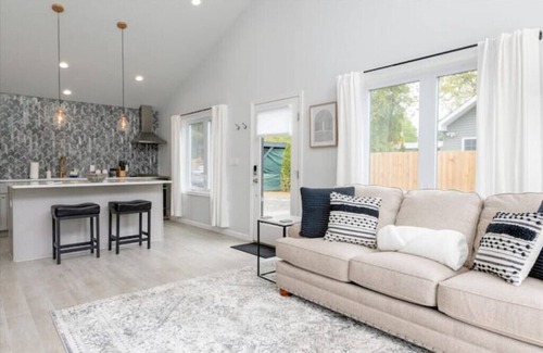 Schnecksville Cabaña | Creek Stay Cottage New Listing