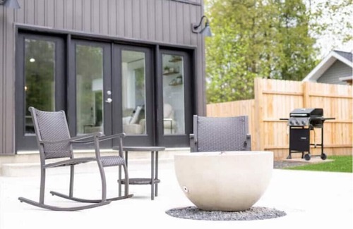 Schnecksville Cabaña | Creek Stay Cottage New Listing