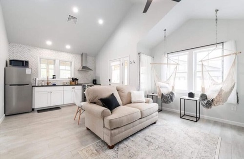 Schnecksville Cabaña | Creek Stay Retreat New Listing