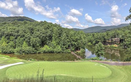 Big Canoe Apartamento | Creek View Villa - Full kitchen cozy fireplace Wifi golf course views