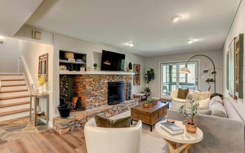 Big Canoe Apartamento | Creek View Villa - Full kitchen cozy fireplace Wifi golf course views