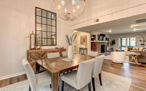 Big Canoe Apartamento | Creek View Villa - Full kitchen cozy fireplace Wifi golf course views