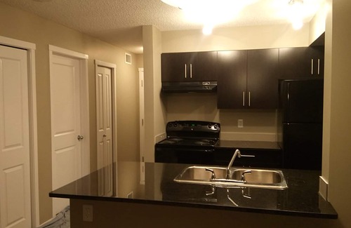 Southwest Edmonton Apartamento | Creek Wood Landing