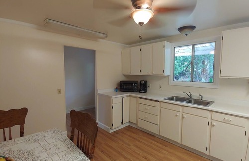 Happy Camp Casa | Creekfront 3-bedroom house with WiFi, AC in Happy Camp