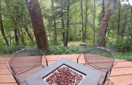 Happy Camp Casa | Creekfront 3-bedroom house with WiFi, AC in Happy Camp