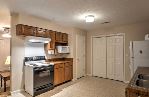 Ooltewah Cabaña | Creekfront Cabin Near Chattanooga w/ Hot Tub!
