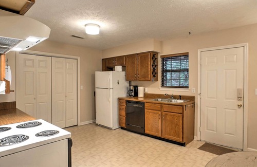 Ooltewah Cabaña | Creekfront Cabin Near Chattanooga w/ Hot Tub!