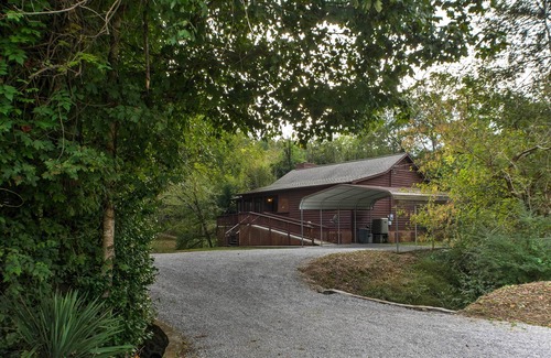 Ooltewah Cabaña | Creekfront Cabin Near Chattanooga w/ Hot Tub!