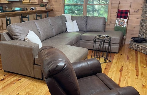 Ellijay Cabina | Creekfront Cabin with Waterfall. Hot Tub, Fire Pit, Gameroom, and more.