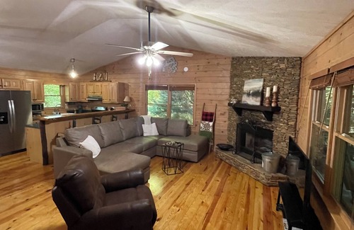 Ellijay Cabina | Creekfront Cabin with Waterfall. Hot Tub, Fire Pit, Gameroom, and more.