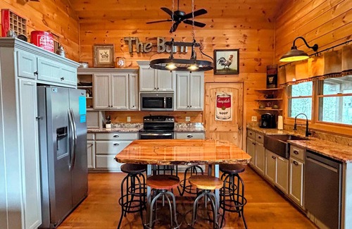 Bryson City Casa | Water's Edge ~ Hermosa casa con Deep Creek como tu patio trasero ~ Pure Delight!