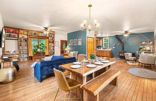 Milford Cabina | Creeks-4mins to Milford-Hot Tub-10 acres-Pinballs