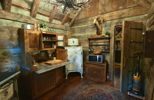 Franklin Cabina | Creekfront Vintage Log Cabin- Dog Lovers Paradise!