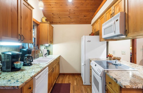 Branson West Cabina | Creekside – 2 BDR Resort Cabin in Epic Location!