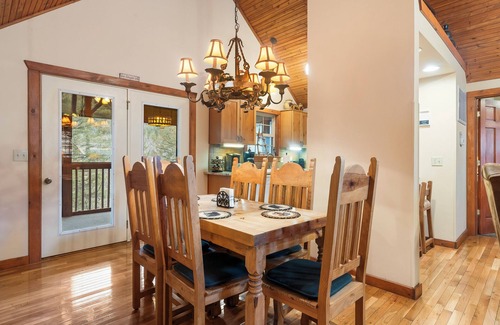 Branson West Cabina | Creekside – 2 BDR Resort Cabin in Epic Location!