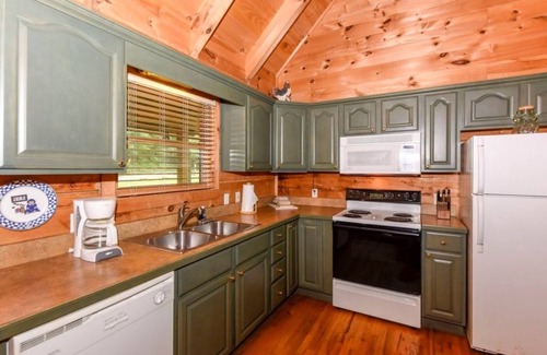 Townsend Cabina | Creekside 2 Bedroom Cabin by RedAwning