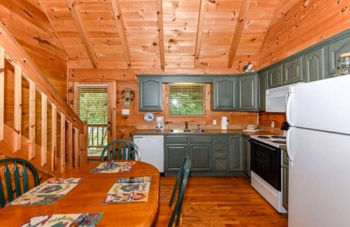 Townsend Cabina | Creekside 2 Bedroom Cabin by RedAwning