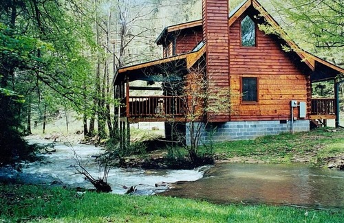 Townsend Cabina | Creekside 2 Bedroom Cabin by RedAwning