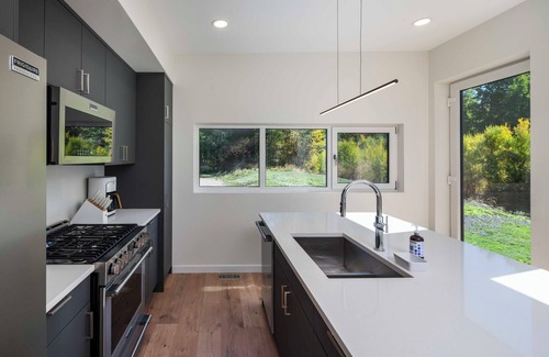 Hailey Casa | Creekside 2-bedroom cottage mid-valley