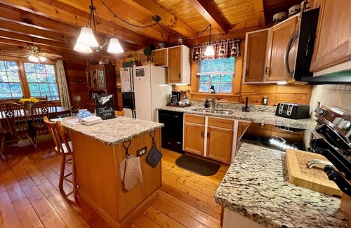 Jefferson Cabina | Creekside 4 BR Pet Friendly Cabin w / Hot Tub, mesa de billar, pozo de fuego, WiFi