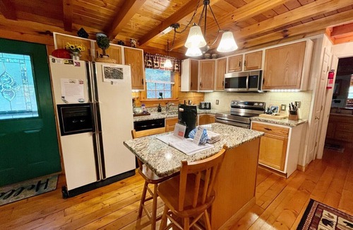 Jefferson Cabina | Creekside 4 BR Pet Friendly Cabin w / Hot Tub, mesa de billar, pozo de fuego, WiFi