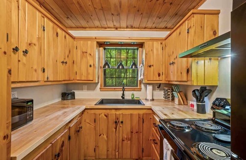 Rocky Grove Cabina | Creekside~7 min to the park~20 min to Gatlinburg