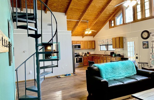 Newnata Cabina | Creekside accommodations near Mt. View - Pet Friendly and a kids paradise
