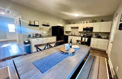 Westfield Casa | 2,270 pies cuadrados Pie. Casa en un lote de 4 acres, a 1 milla de Grand Park, duerme 16+