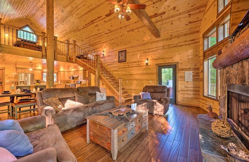 Golden Cabina | Creekside Broken Bow Cabin w/ Hot Tub & Fire Pit!