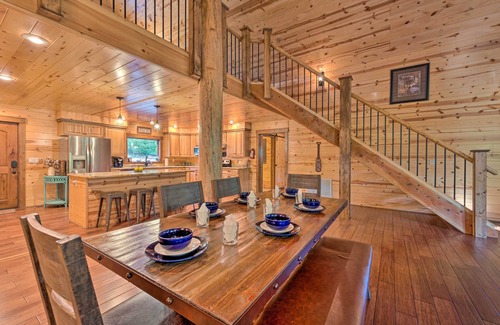 Golden Cabina | Creekside Broken Bow Cabin w/ Hot Tub & Fire Pit!