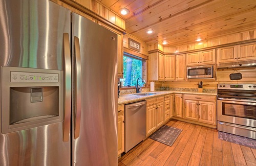 Golden Cabina | Creekside Broken Bow Cabin w/ Hot Tub & Fire Pit!