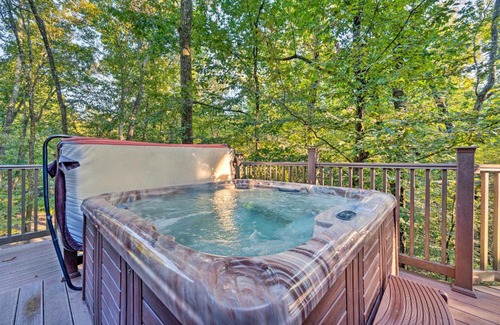 Golden Casa | Creekside Broken Bow Cabin with Hot Tub and Fire Pit!