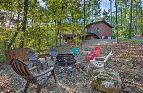 Golden Casa | Creekside Broken Bow Cabin with Hot Tub and Fire Pit!