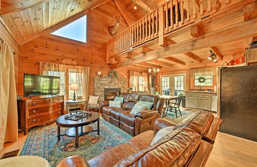 Bryson City Casa | Creekside Bryson City Cabin with Private Hot Tub