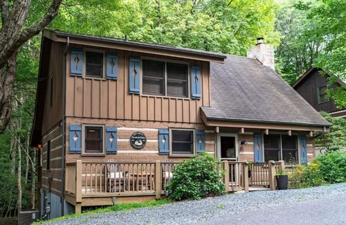 Seven Devils Cabina | Creekside Cabin > 15min to Hiking, Rafting, & the Alpine Coaster > Pet-Friendly