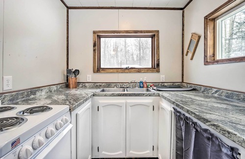 Fishhook Cabina | Creekside Cabin < 2 Mi to Hike, Bike & Ski!