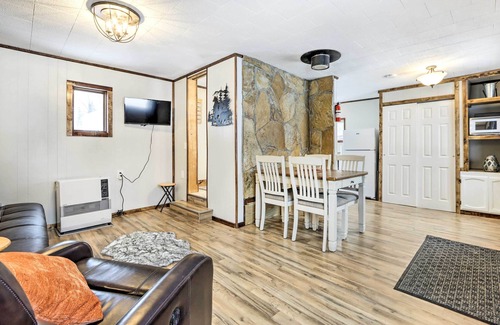 Fishhook Cabina | Creekside Cabin < 2 Mi to Hike, Bike & Ski!