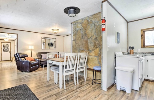 Fishhook Cabina | Creekside Cabin < 2 Mi to Hike, Bike & Ski!