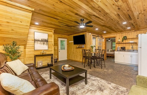 Rockbridge Cabina | Creekside Cabin in Hocking Hills. Hot Tub + Large Private Yard. Dog-friendly!