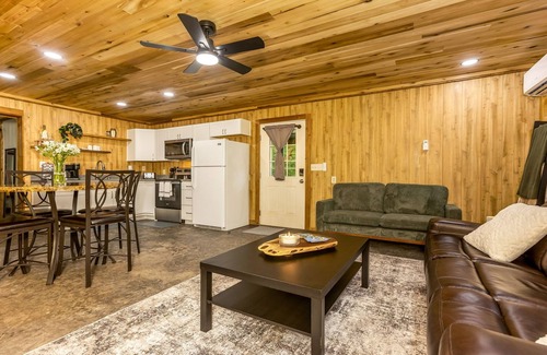 Rockbridge Cabina | Creekside Cabin in Hocking Hills. Hot Tub + Large Private Yard. Dog-friendly!