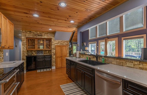 Newland Casa | Creekside Cabin in Linville with seasonal views of lake, golf access and large deck with hot tub!