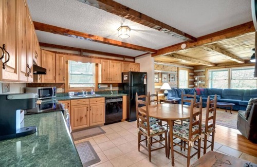 Fleetwood Casa | Creekside Cabin Near Town