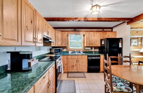 Fleetwood Casa | Creekside Cabin Near Town