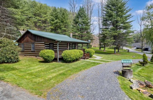 Fleetwood Casa | Creekside Cabin Near Town
