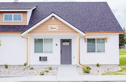 McCammon Casa | Creekside Cabin Ponderosa- ONE BR, Stay near Lava!
